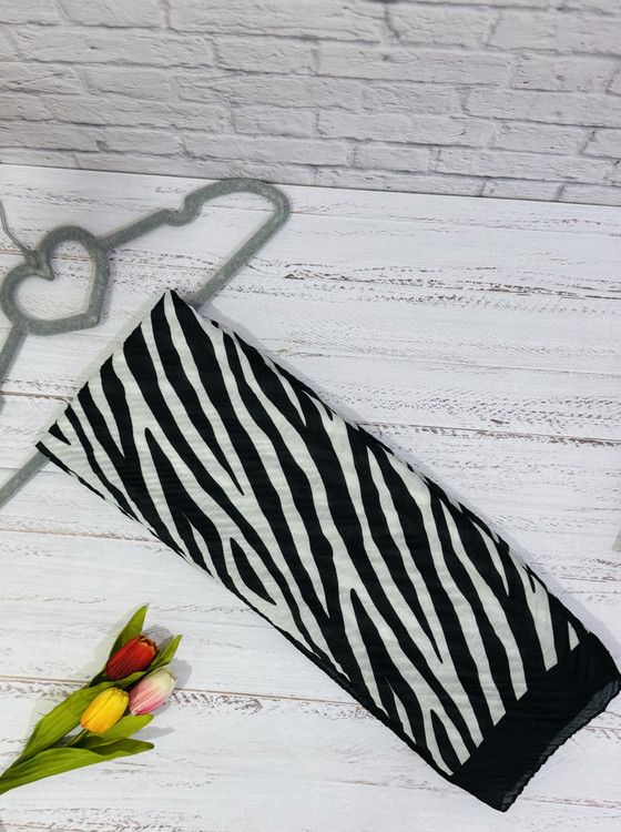 شال پلیسه سیاه سفید