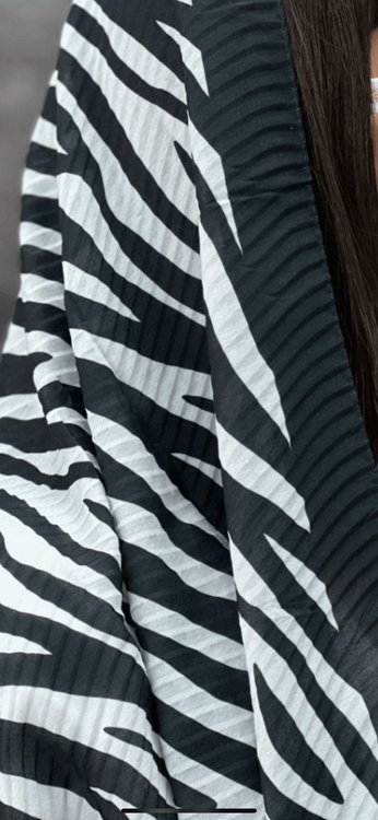 شال پلیسه سیاه سفید