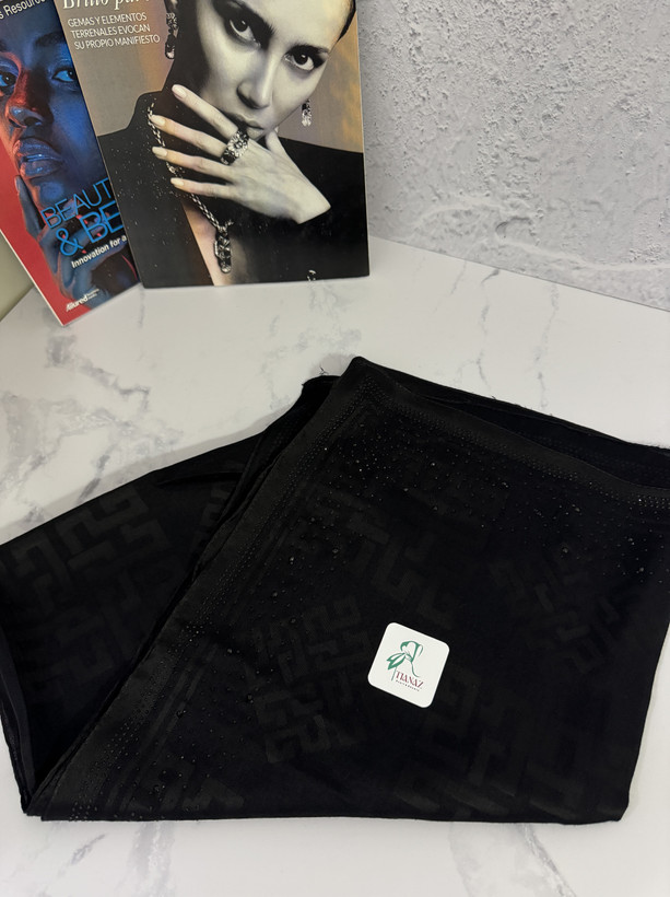 روسری مشکی دور نگین طرح جیوانچی