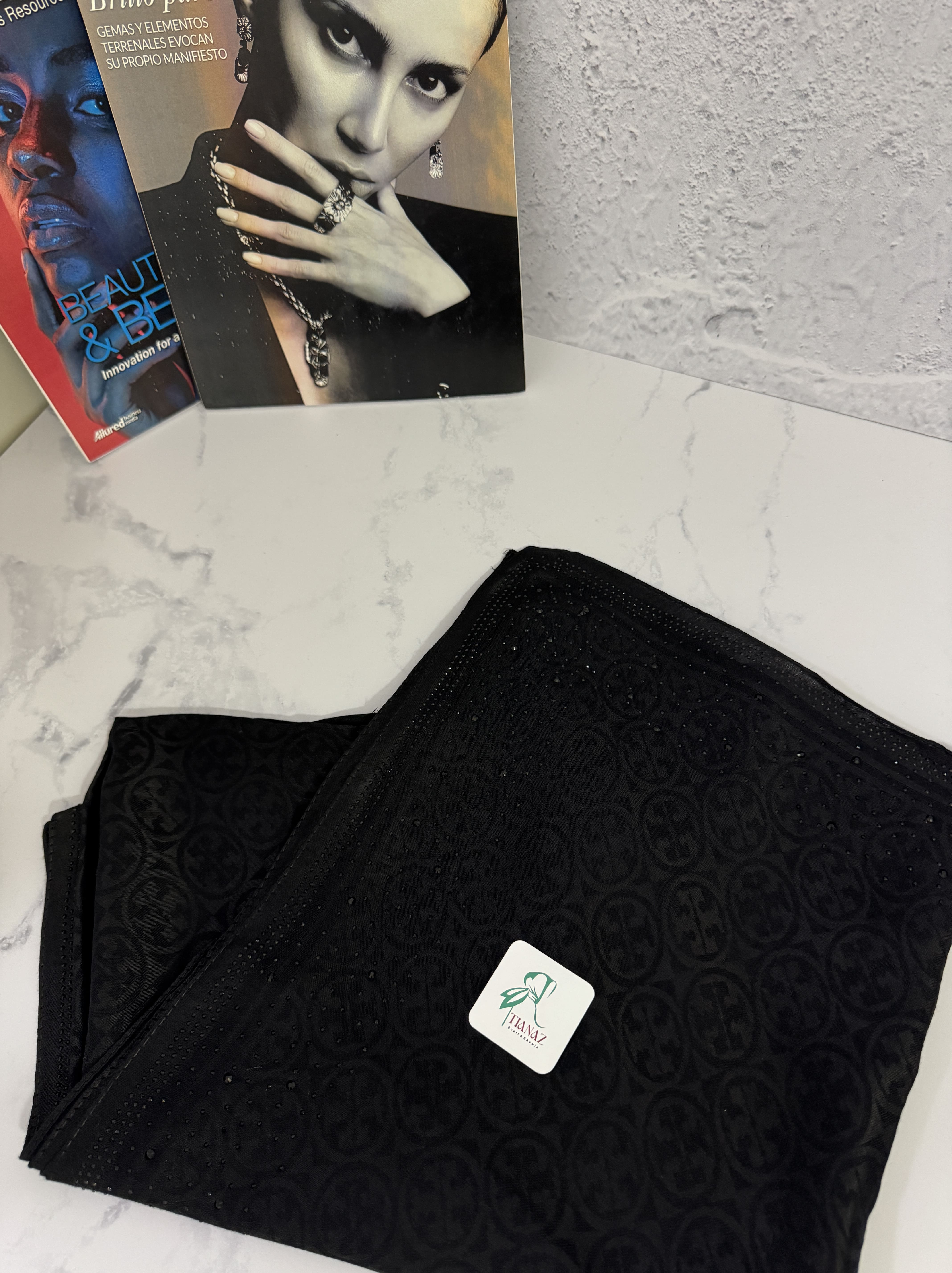 روسری مشکی دور نگین طرح مارک